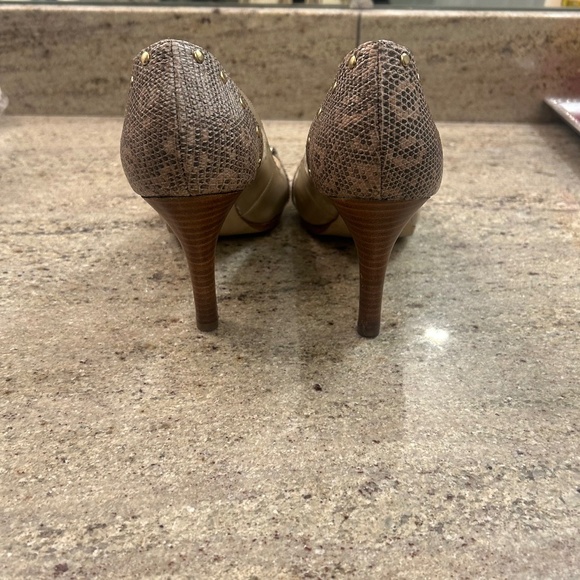 Like New! Anne Klein Nude Snakeskin Peep Toe Pumps - Picture 2 of 6
